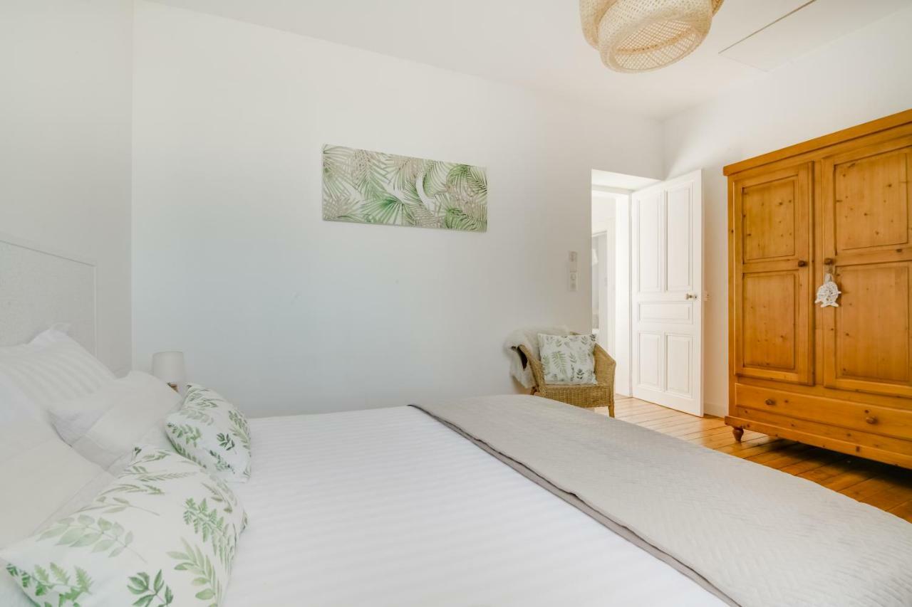 Maison Qui S'Y Frotte S'Y Pique Robert-Espagne Bagian luar foto
